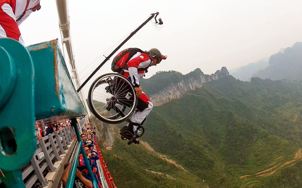 Инвалид — колясочник принял участие в крупнейшем в Азии фестивале бейсджамперов