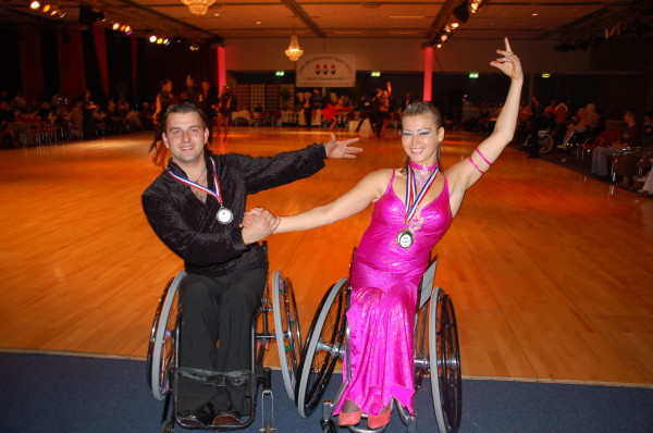 Школа танцев «Дар» продолжает набор для обучения танцам на инвалидных колясках