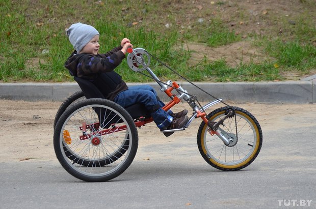 Для трехлетнего гродненца, который не может ходить, создали велосипед с ручным приводом