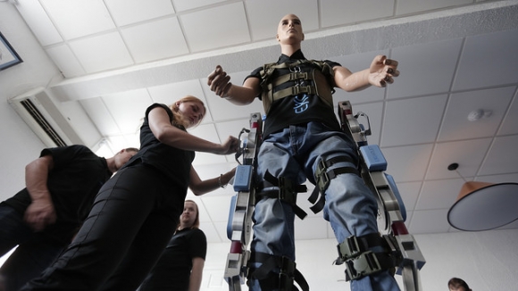 В России создали экзоскелет, позволяющий ходить при нарушениях опорно-двигательного аппарата