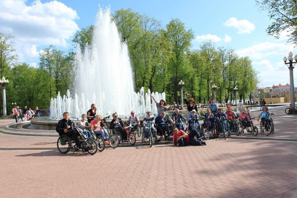 9 мая состоялся проезд инвалидов-колясочников на велоприставках по велодорожкам г. Минска