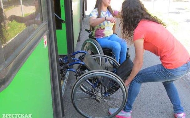 Водителей брестских автобусов обучали правильно помогать инвалидам-колясочникам