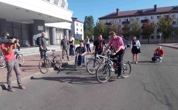 Председатель Бобруйского горисполкома проехал по городу на велосипеде вместе с инвалидами-колясочниками