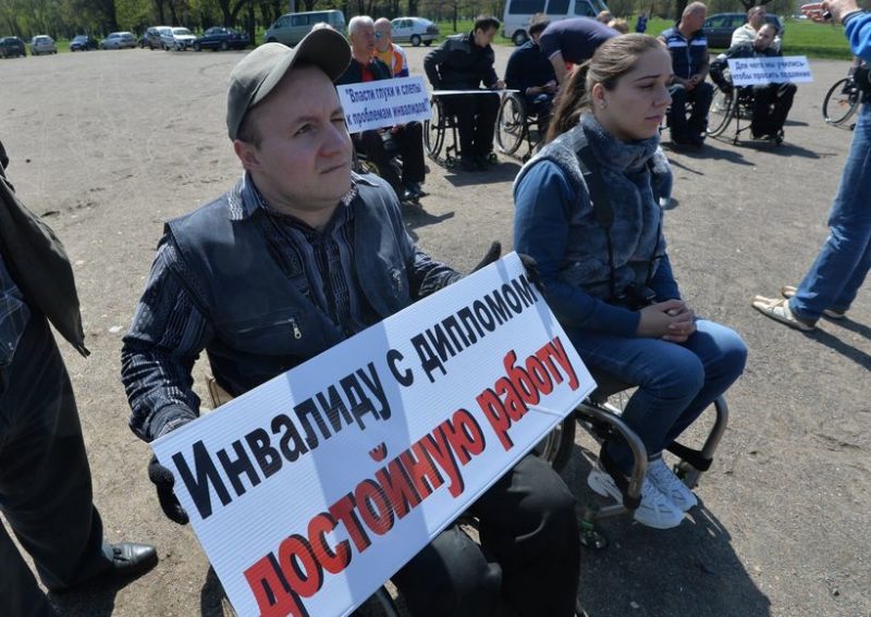 © Sputnik/Виктор Толочко Александр пришел на митинг с плакатом "Инвалиду с дипломом - достойную работу"