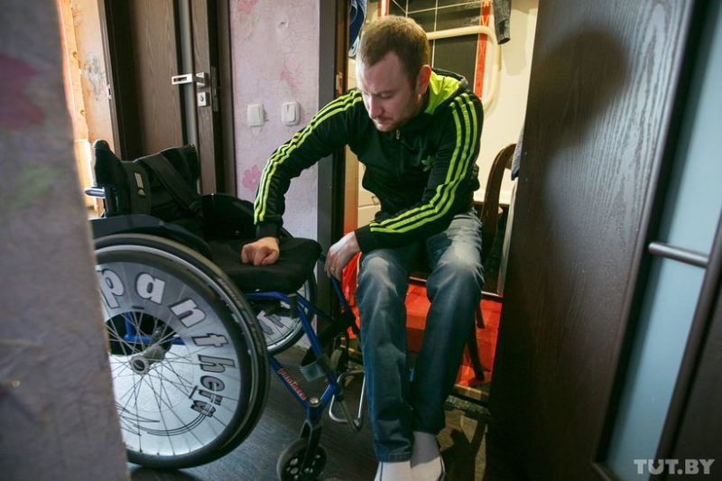 Так Ваня пересаживается с коляски на стул, чтобы попасть в ванную комнату