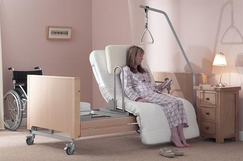 Кровать для больного инсультом. Кровать для инвалидов. Приспособления для лежачих больных. Приспособления для инвалидов. Кровать для инвалида колясочника.