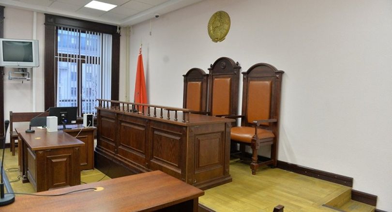 Судья Центрального района Минска паркуется на местах для инвалидов