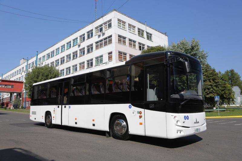 Минский автозавод выпустил «богатырский» автобус со специальным лифтом и местом для колясочников