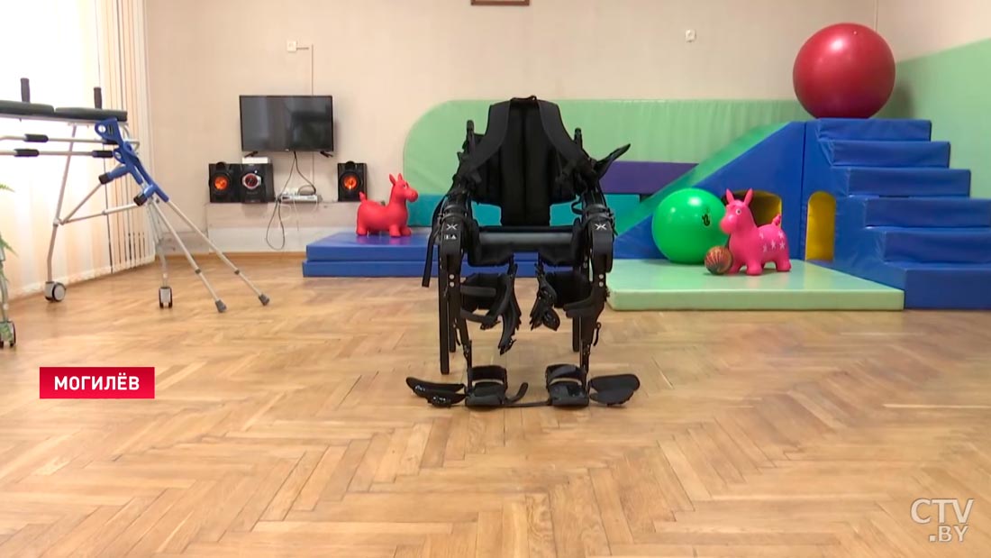 Даёт возможность двигаться даже парализованному человеку. Показываем первый в Беларуси экзоскелет