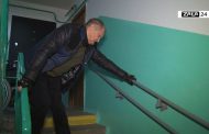 В Гродно инвалид-колясочник не может «достучаться» до соседей, чтобы установить в подъезде подъёмник