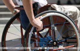 Техника езды, стрельба из лука и плавание: как инвалиды-колясочники проходят реабилитацию в Минске