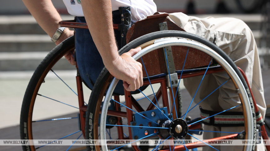 Техника езды, стрельба из лука и плавание: как инвалиды-колясочники проходят реабилитацию в Минске