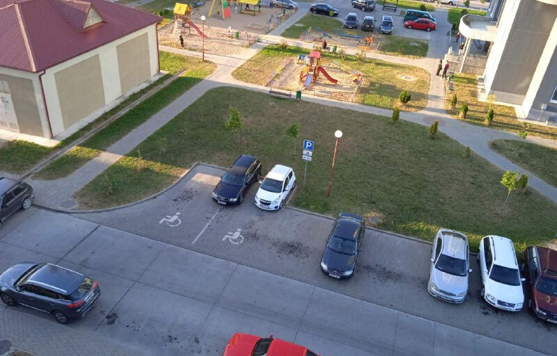 «Я не прошу все места, дайте хотя бы одно»: как гродненка борется за парковку для инвалидов во дворе