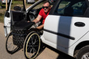 Инвалид-колясочник открыл свою СТО и уже 15 лет переоборудует чужие машины под ручное управление
