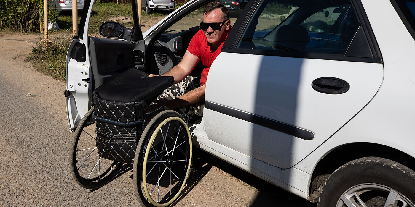 Инвалид-колясочник открыл свою СТО и уже 15 лет переоборудует чужие машины под ручное управление