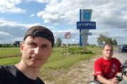 «Легко не будет. Но будет очень интересно». Минчанин путешествует по Беларуси на велоприставке для инвалидной коляски