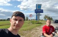 «Легко не будет. Но будет очень интересно». Минчанин путешествует по Беларуси на велоприставке для инвалидной коляски